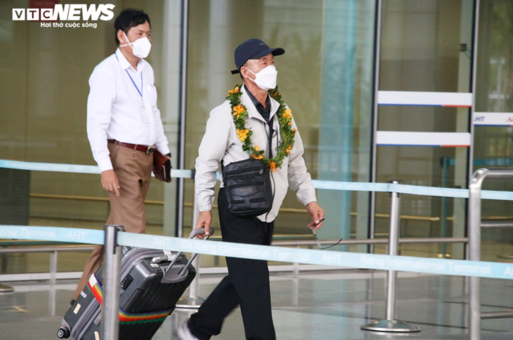 Ảnh: Đà Nẵng đón chuyến bay đầu tiên đưa khách quốc tế đến Việt Nam - 2