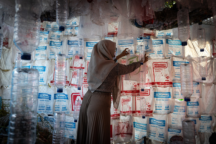 Indonesia lập bảo tàng rác thải cảnh báo về cuộc khủng hoảng nhựa đại dương - 7