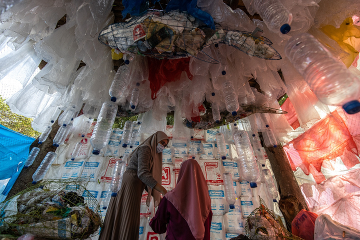 Indonesia lập bảo tàng rác thải cảnh báo về cuộc khủng hoảng nhựa đại dương - 10