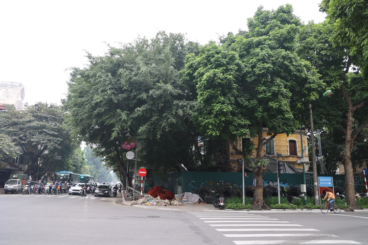 Ảnh: Căn biệt thự Pháp cổ 1.000m2 bị bỏ hoang giữa khu 'đất vàng' Hà Nội - 15