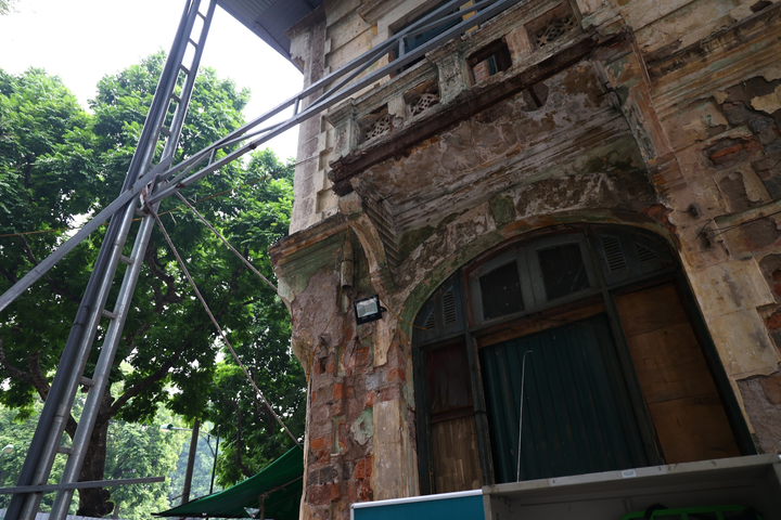 Ảnh: Căn biệt thự Pháp cổ 1.000m2 bị bỏ hoang giữa khu 'đất vàng' Hà Nội - 9