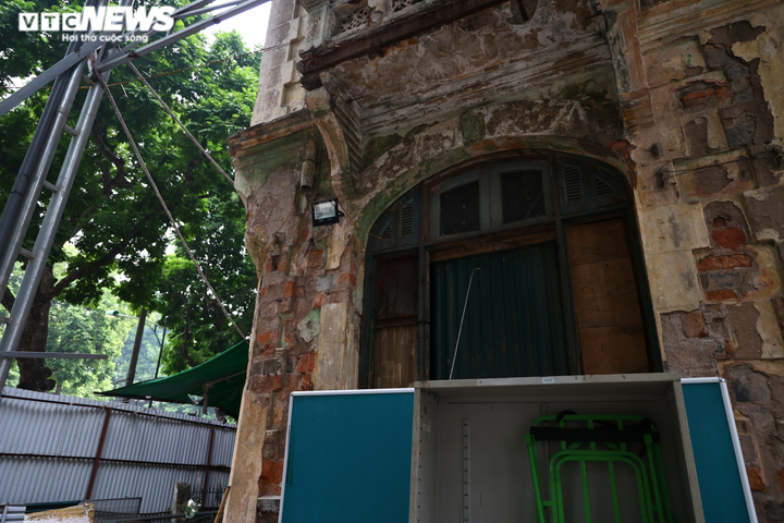 Ảnh: Căn biệt thự Pháp cổ 1.000m2 bị bỏ hoang giữa khu 'đất vàng' Hà Nội - 6