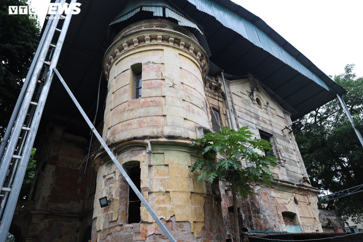 Ảnh: Căn biệt thự Pháp cổ 1.000m2 bị bỏ hoang giữa khu 'đất vàng' Hà Nội - 5