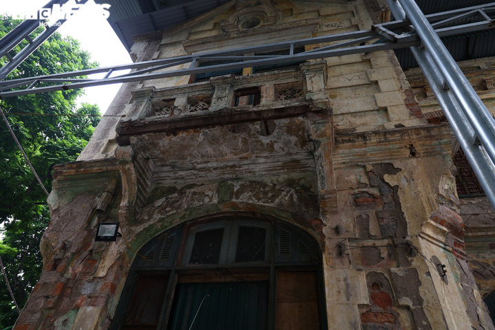 Ảnh: Căn biệt thự Pháp cổ 1.000m2 bị bỏ hoang giữa khu 'đất vàng' Hà Nội - 10