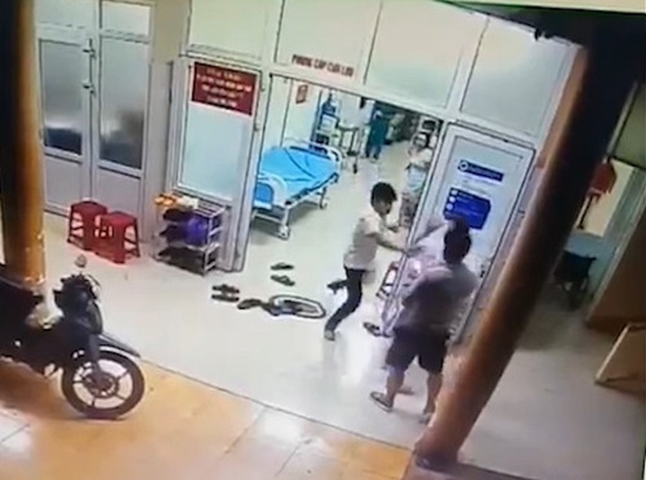 Video: Người nhà bệnh nhân đe dọa, đánh tới tấp nhân viên y tế tại Đắk Nông - 1