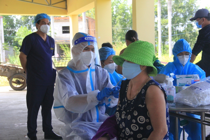 Phòng khám Đa khoa Mỹ Hạnh hỗ trợ tiêm vaccine cho người dân - 3