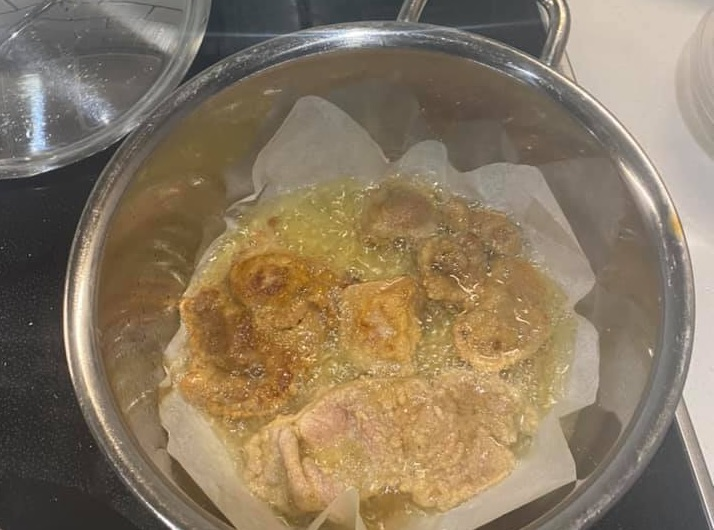 Mẹo rán cá bằng giấy nến thay chảo chống dính - 1