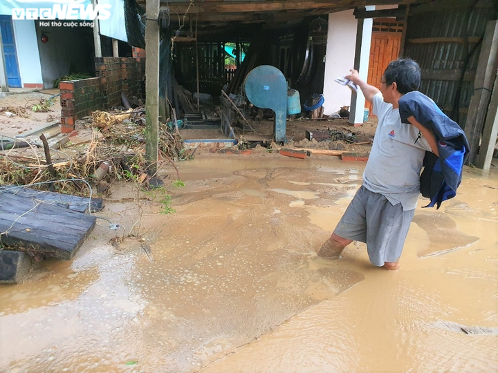 Ảnh: Núi Cấm liên tiếp sạt lở, bùn đất nhão nhoẹt phủ kín khắp nhà dân - 6