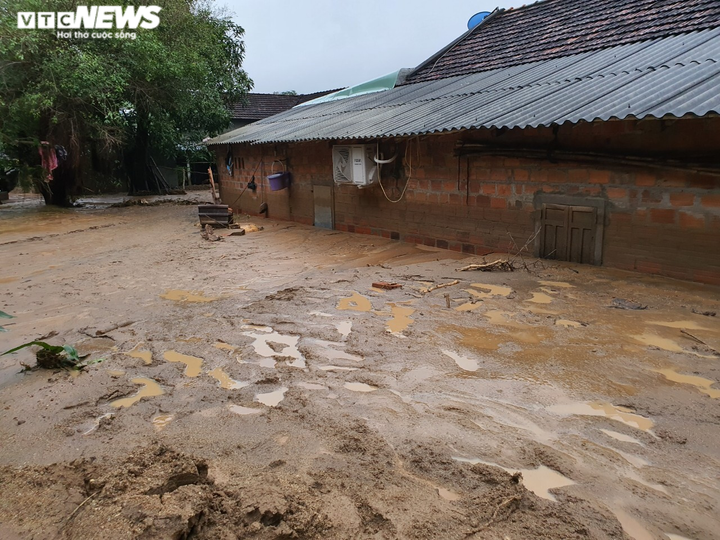 Ảnh: Núi Cấm liên tiếp sạt lở, bùn đất nhão nhoẹt phủ kín khắp nhà dân - 5