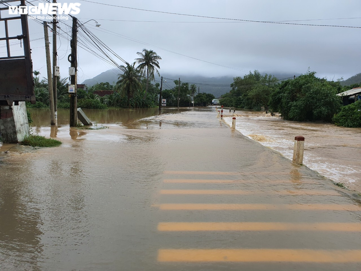 Ảnh: Núi Cấm liên tiếp sạt lở, bùn đất nhão nhoẹt phủ kín khắp nhà dân - 7