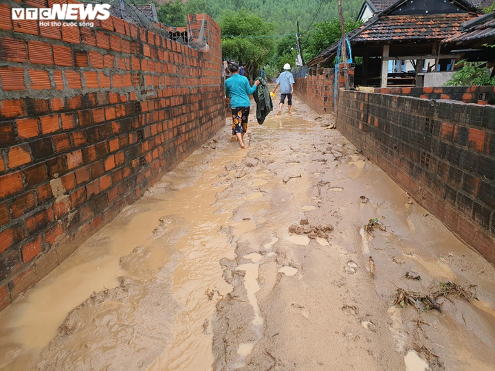 Ảnh: Núi Cấm liên tiếp sạt lở, bùn đất nhão nhoẹt phủ kín khắp nhà dân - 4