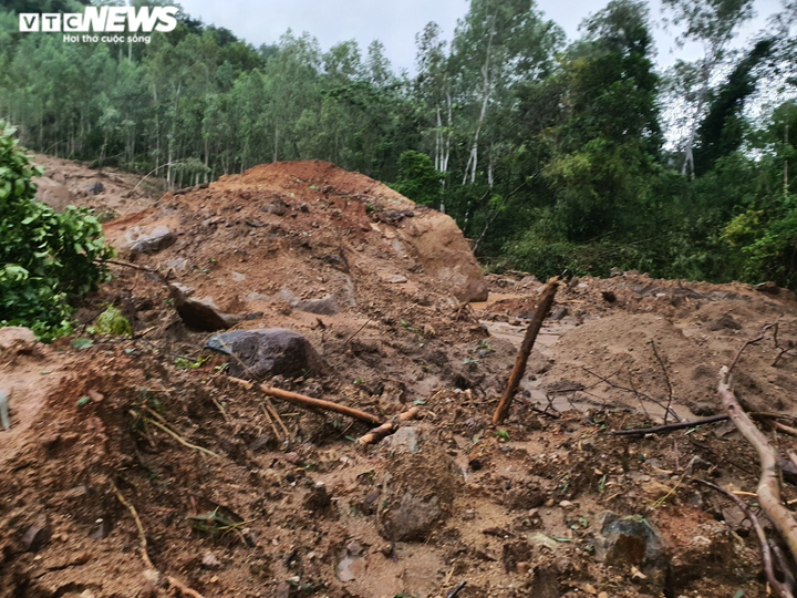 Ảnh: Núi Cấm liên tiếp sạt lở, bùn đất nhão nhoẹt phủ kín khắp nhà dân - 3