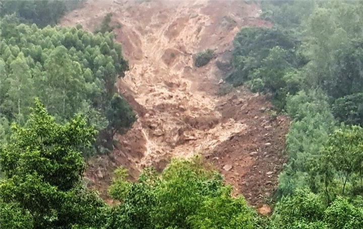 Ảnh: Núi Cấm liên tiếp sạt lở, bùn đất nhão nhoẹt phủ kín khắp nhà dân - 2