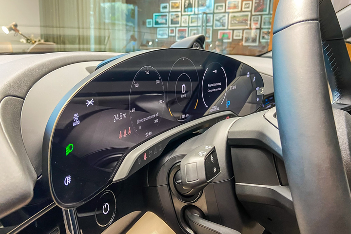 Porsche Taycan trang bị bộ mâm 300 triệu đồng ảnh 10 Cận cảnh Porsche Taycan trang bị bộ mâm 300 triệu đồng tại Việt Nam - 9