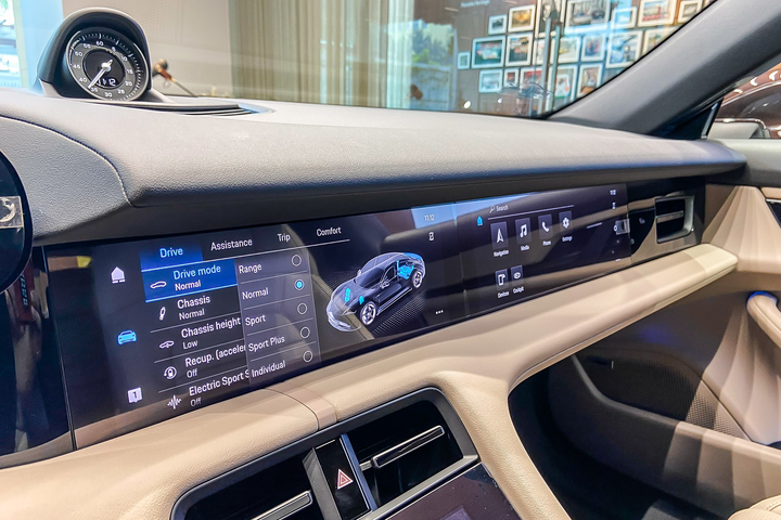 Porsche Taycan trang bị bộ mâm 300 triệu đồng ảnh 11 Cận cảnh Porsche Taycan trang bị bộ mâm 300 triệu đồng tại Việt Nam - 10