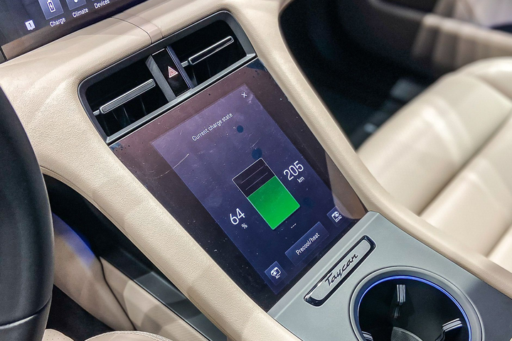 Cận cảnh Porsche Taycan trang bị bộ mâm 300 triệu đồng tại Việt Nam - 17