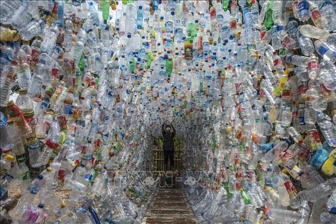 Indonesia lập bảo tàng rác thải cảnh báo về cuộc khủng hoảng nhựa đại dương - 1