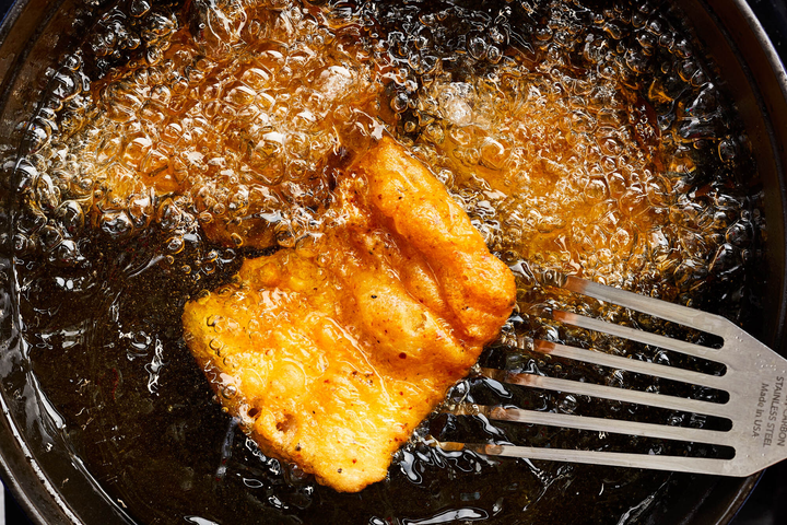 Mẹo rán cá bằng giấy nến thay chảo chống dính - 2