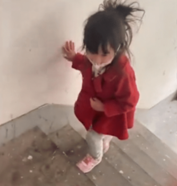 Sau 14 ngày đi cách ly với bố, bé gái về nhà với bộ dạng gây choáng cực độ - 1