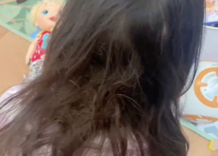 Sau 14 ngày đi cách ly với bố, bé gái về nhà với bộ dạng gây choáng cực độ - 4