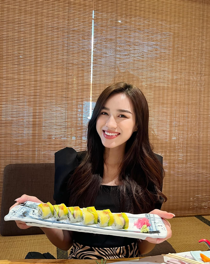 Bữa tối ấm áp của Hoa hậu Đỗ Thị Hà và bố mẹ trước khi đi thi Miss World - 2