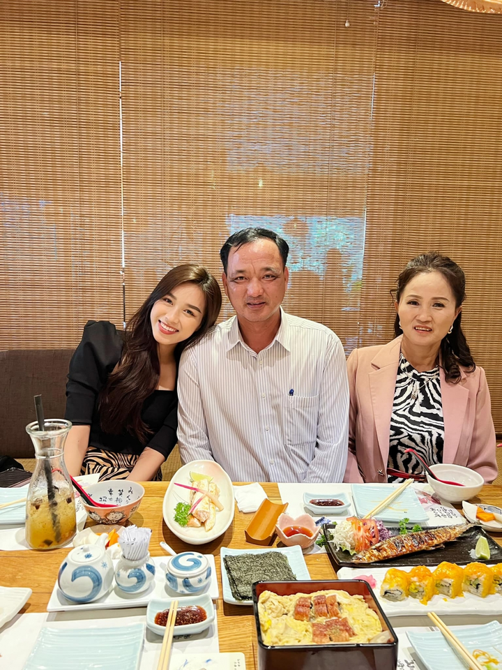 Bữa tối ấm áp của Hoa hậu Đỗ Thị Hà và bố mẹ trước khi đi thi Miss World - 1