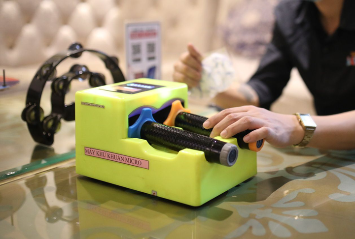 karaoke ngày đầu mở lại ảnh 5 Ảnh: Người TP.HCM vừa đeo khẩu trang vừa hát khi quán karaoke mở lại - 5