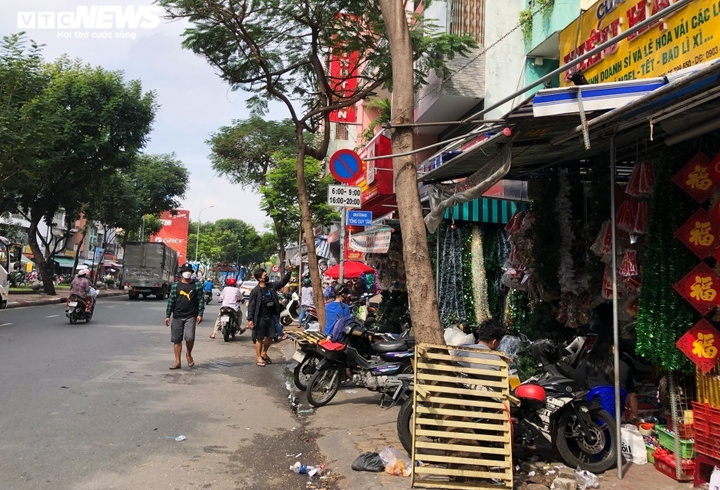 Chợ bán đồ trang trí Giáng sinh tại TP.HCM ảm đạm, chủ tiệm thở dài vì bán ế - 1