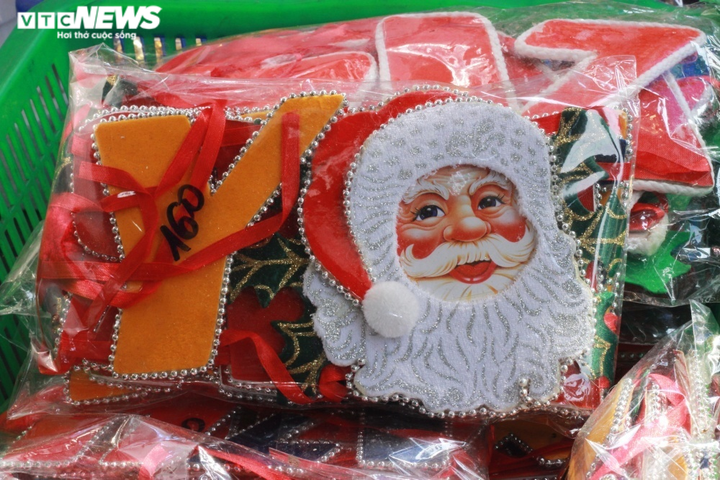 Chợ bán đồ trang trí Giáng sinh tại TP.HCM ảm đạm, chủ tiệm thở dài vì bán ế - 9