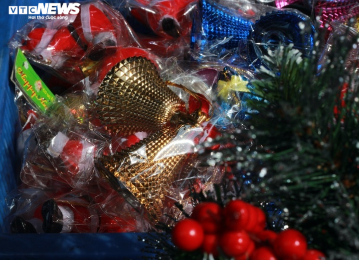 Chợ bán đồ trang trí Giáng sinh tại TP.HCM ảm đạm, chủ tiệm thở dài vì bán ế - 5