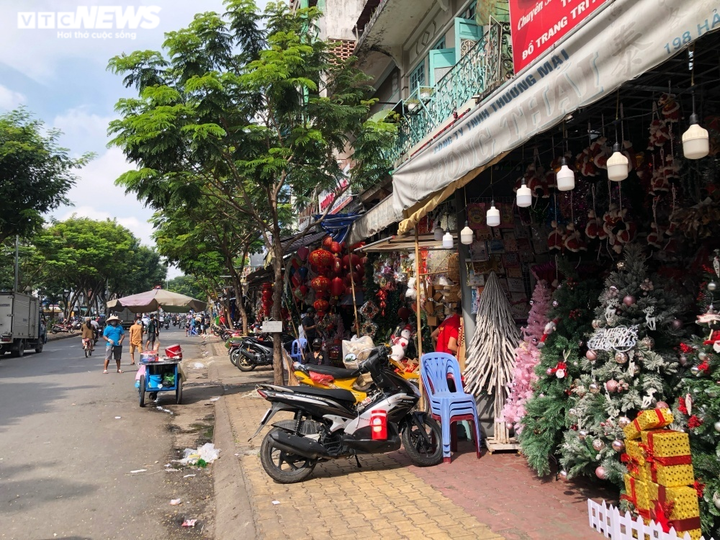 Chợ bán đồ trang trí Giáng sinh tại TP.HCM ảm đạm, chủ tiệm thở dài vì bán ế - 7