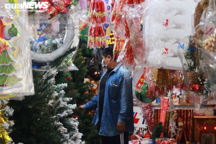 Chợ bán đồ trang trí Giáng sinh tại TP.HCM ảm đạm, chủ tiệm thở dài vì bán ế - 4