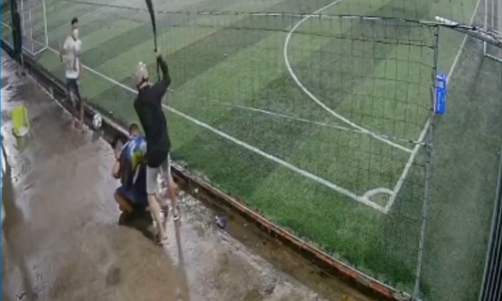 TP.HCM: Ẩu đả kinh hoàng tại sân bóng, một người bị chém trọng thương - 1