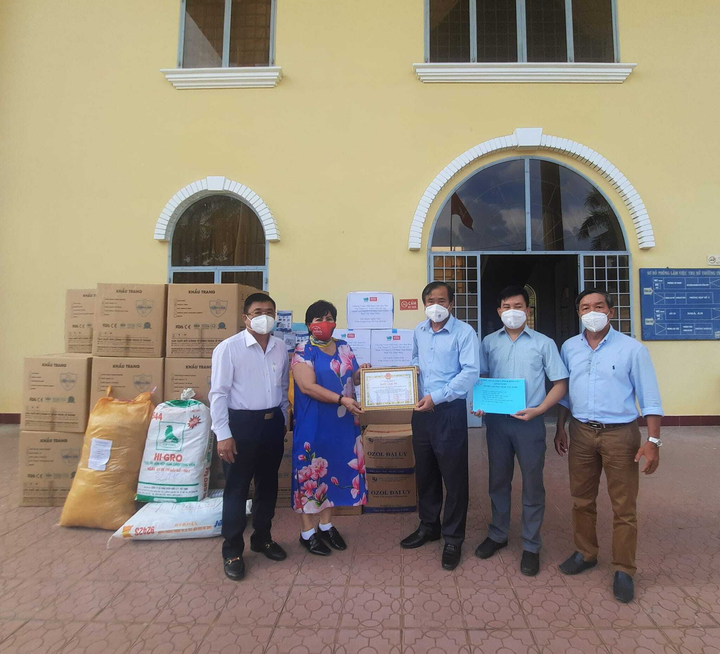 50.000 khẩu trang y tế, thiết bị và thuốc ủng hộ chống dịch ở biên giới Tây Ninh - 1