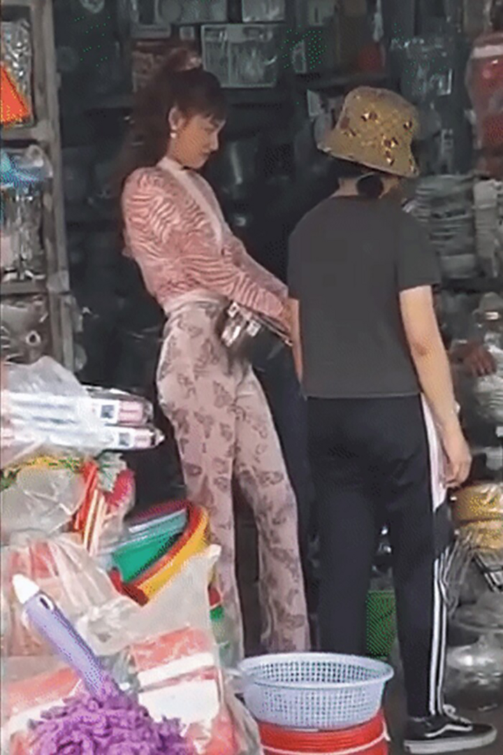 Sao Việt bị chụp trộm khi đi chợ: Thủy Tiên giản dị, Ngọc Trinh gây 'vỡ mộng' - 4