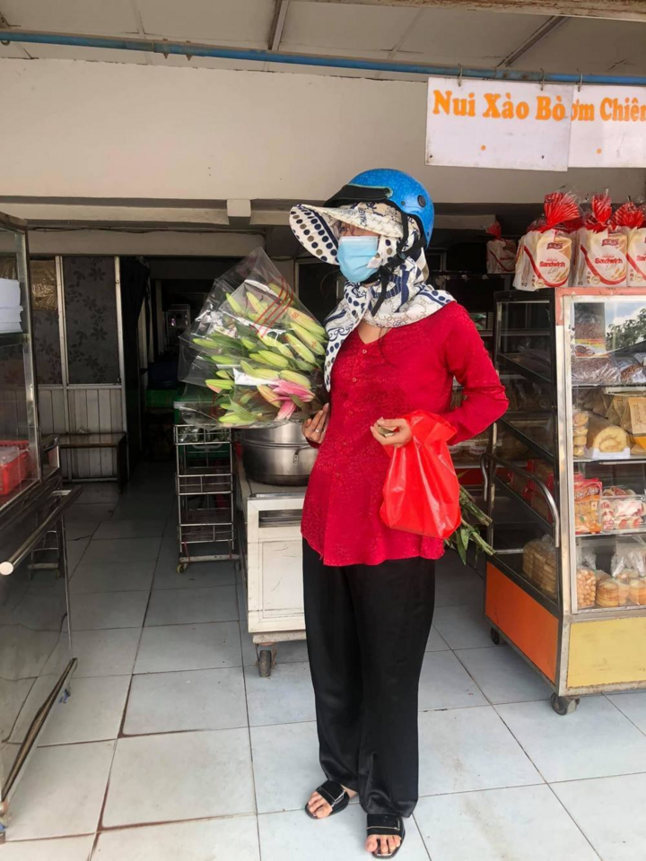 Sao Việt bị chụp trộm khi đi chợ: Thủy Tiên giản dị, Ngọc Trinh gây 'vỡ mộng' - 7