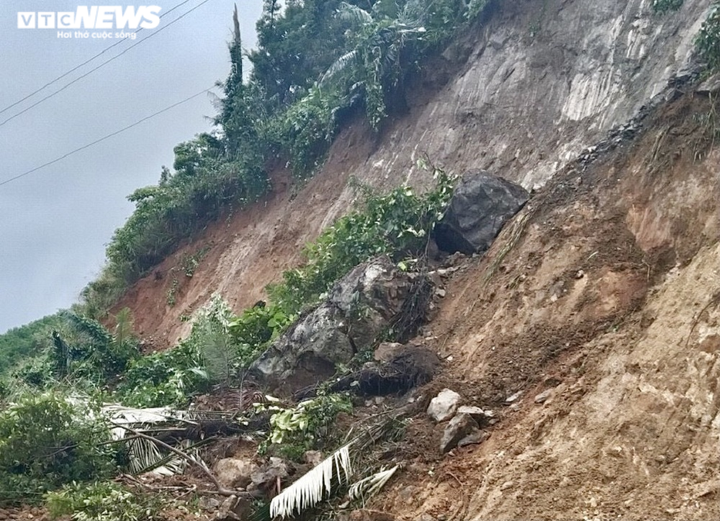 Ảnh: Sạt lở ta luy đường Trường Sơn Đông gây ách tắc giao thông - 6
