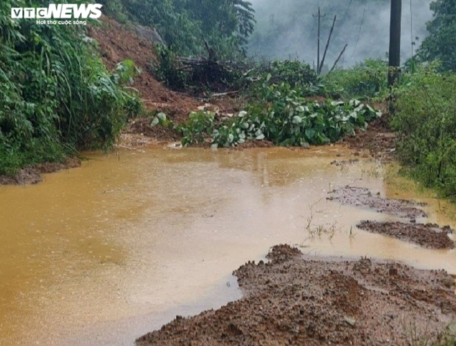 Ảnh: Núi sạt lở, mặt đường đứt gãy, hàng ngàn người dân Trà Leng bị cô lập - 3