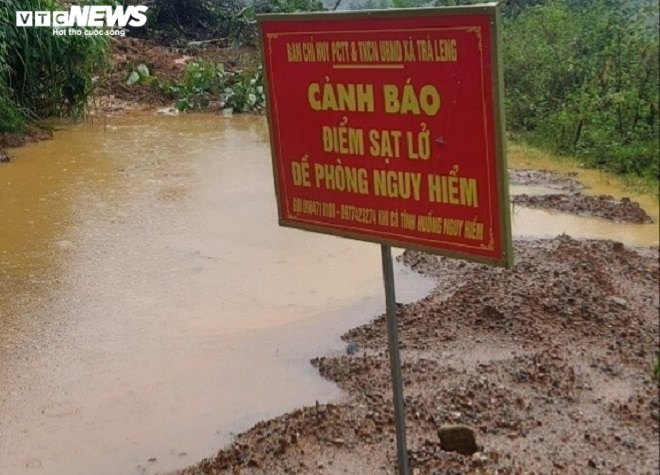 Ảnh: Núi sạt lở, mặt đường đứt gãy, hàng ngàn người dân Trà Leng bị cô lập - 8