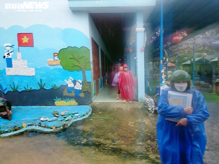 Ảnh: Núi sạt lở, mặt đường đứt gãy, hàng ngàn người dân Trà Leng bị cô lập - 6