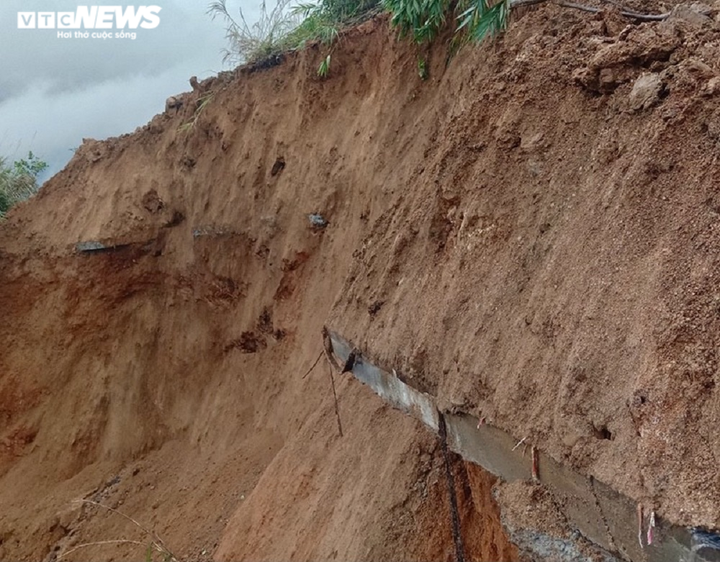 Ảnh: Sạt lở ta luy đường Trường Sơn Đông gây ách tắc giao thông - 5
