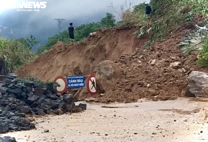 Ảnh: Sạt lở ta luy đường Trường Sơn Đông gây ách tắc giao thông - 7