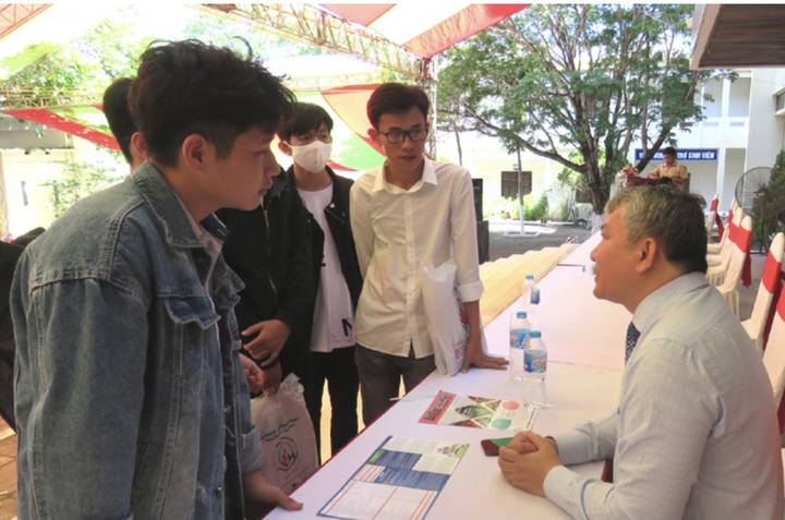 Sinh viên năm cuối khủng hoảng, lo thi tốt nghiệp vì học trực tuyến kéo dài - 3