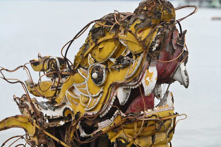 Ảnh: Tháo dỡ du thuyền tiền tỷ bỏ hoang nhiều năm ở Hồ Tây - 11