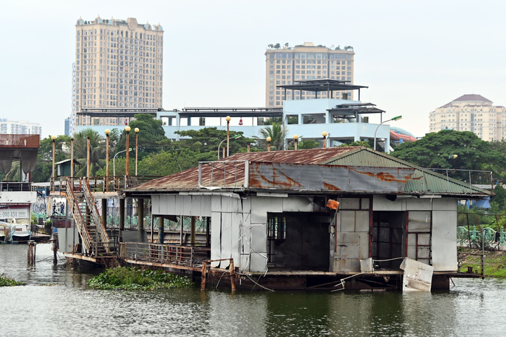 Ảnh: Tháo dỡ du thuyền tiền tỷ bỏ hoang nhiều năm ở Hồ Tây - 12