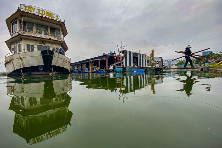 Ảnh: Tháo dỡ du thuyền tiền tỷ bỏ hoang nhiều năm ở Hồ Tây - 3