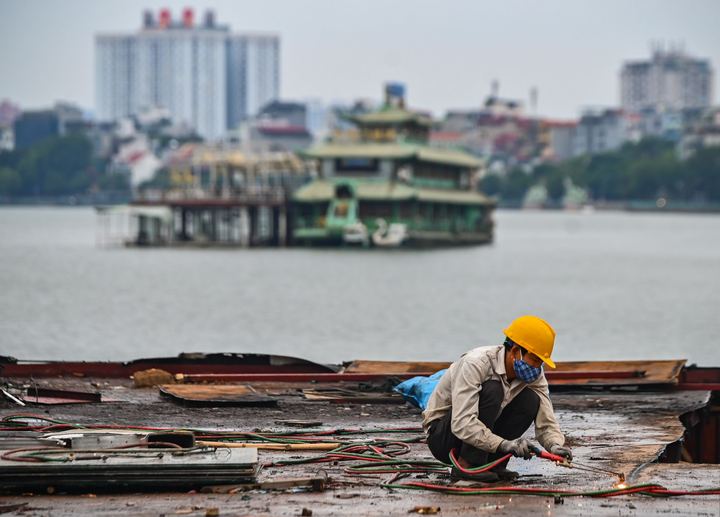 Ảnh: Tháo dỡ du thuyền tiền tỷ bỏ hoang nhiều năm ở Hồ Tây - 4