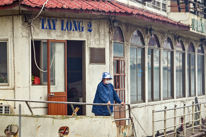 Ảnh: Tháo dỡ du thuyền tiền tỷ bỏ hoang nhiều năm ở Hồ Tây - 5