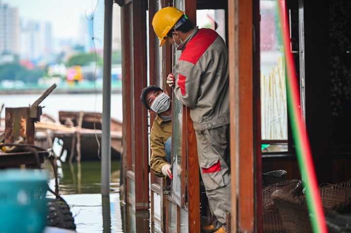 Ảnh: Tháo dỡ du thuyền tiền tỷ bỏ hoang nhiều năm ở Hồ Tây - 6