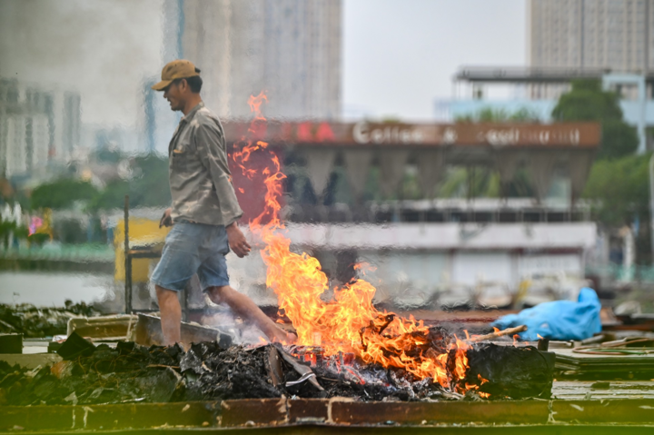 Ảnh: Tháo dỡ du thuyền tiền tỷ bỏ hoang nhiều năm ở Hồ Tây - 9